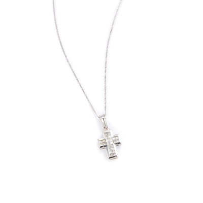 Lot 692 - A DIAMOND CROSS PENDANT NECKLACE