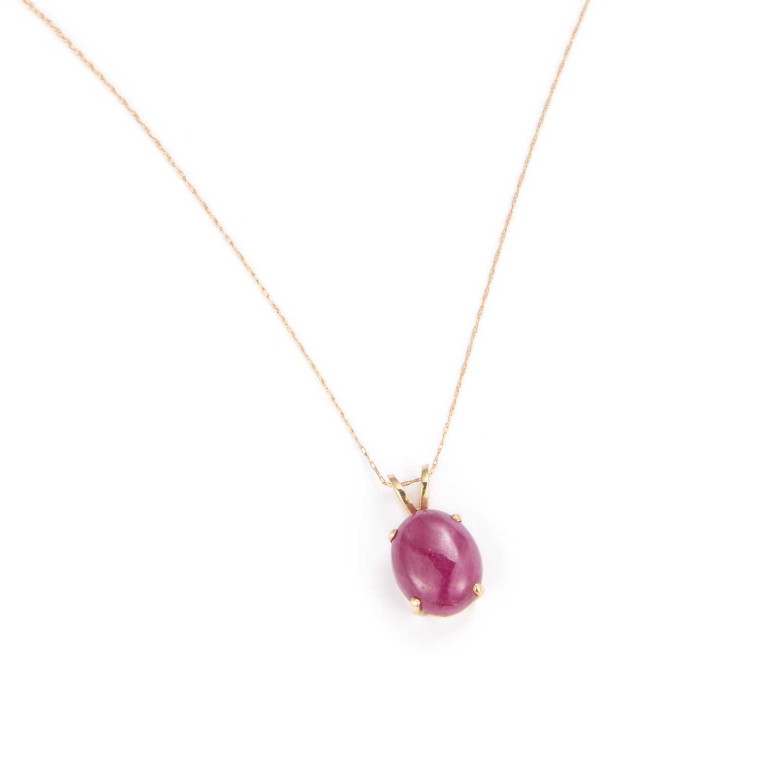 Lot 781 - AN OVAL CABOCHON RUBY PENDANT NECKLACE