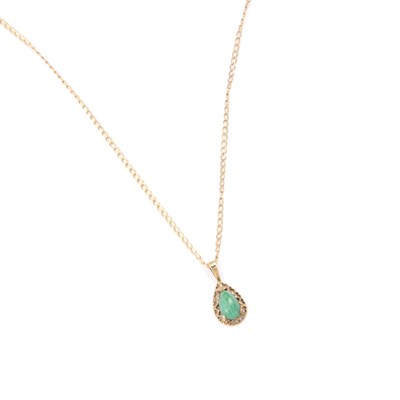 Lot 796 - A 9 CARAT GOLD EMERALD PENDANT NECKLACE