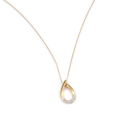 Lot 707 - A 9 CARAT GOLD DIAMOND PENDANT NECKLACE