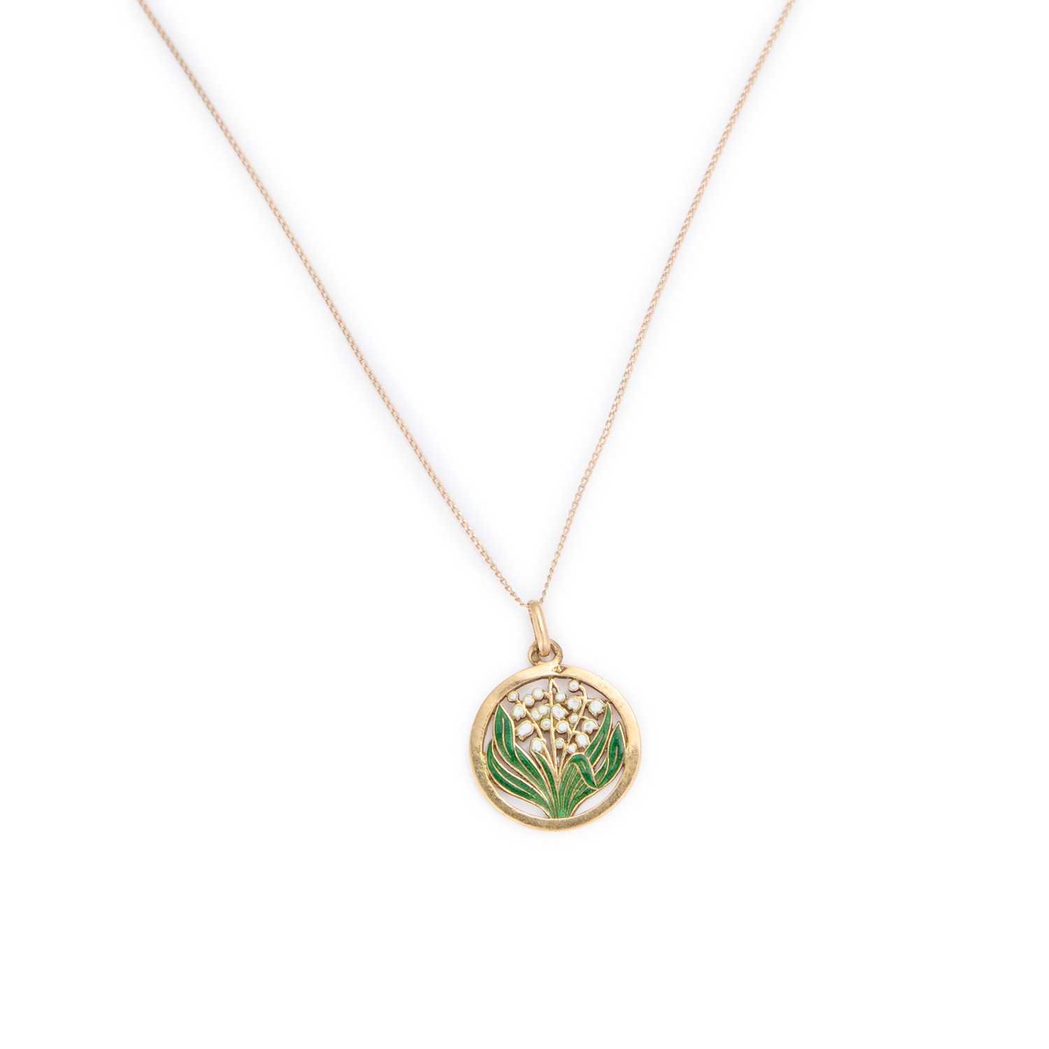 Lot 869 - AN ENAMELLED LILY OF THE VALLEY PENDANT NECKLACE