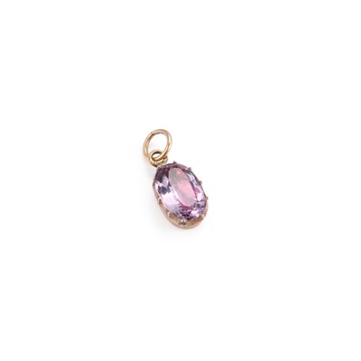 Lot 818 - A FOILED AMETHYST PENDANT