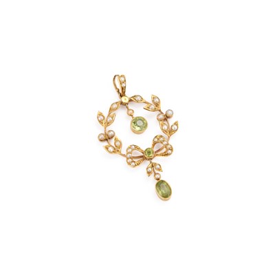 Lot 836 - AN EARLY 20TH CENTURY PERIDOT AND SEED PEARL PENDANT