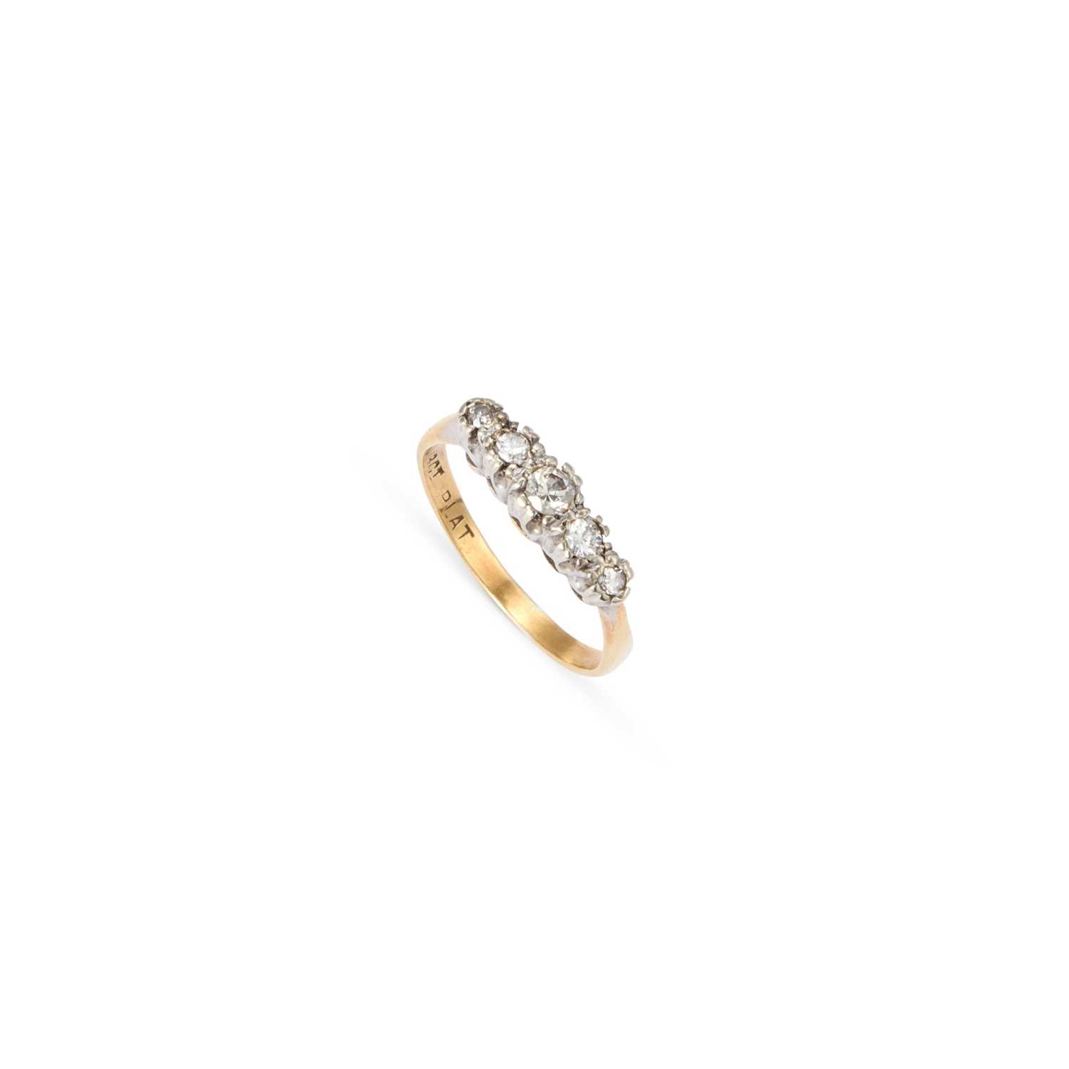 Lot 866 - A FIVE STONE DIAMOND RING