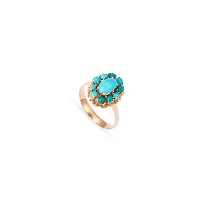 Lot 860 - A TURQUOISE CLUSTER RING