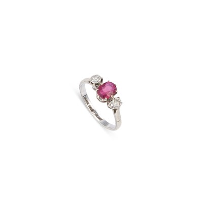 Lot 858 - A THREE STONE RUBY AND DIAMOND RING