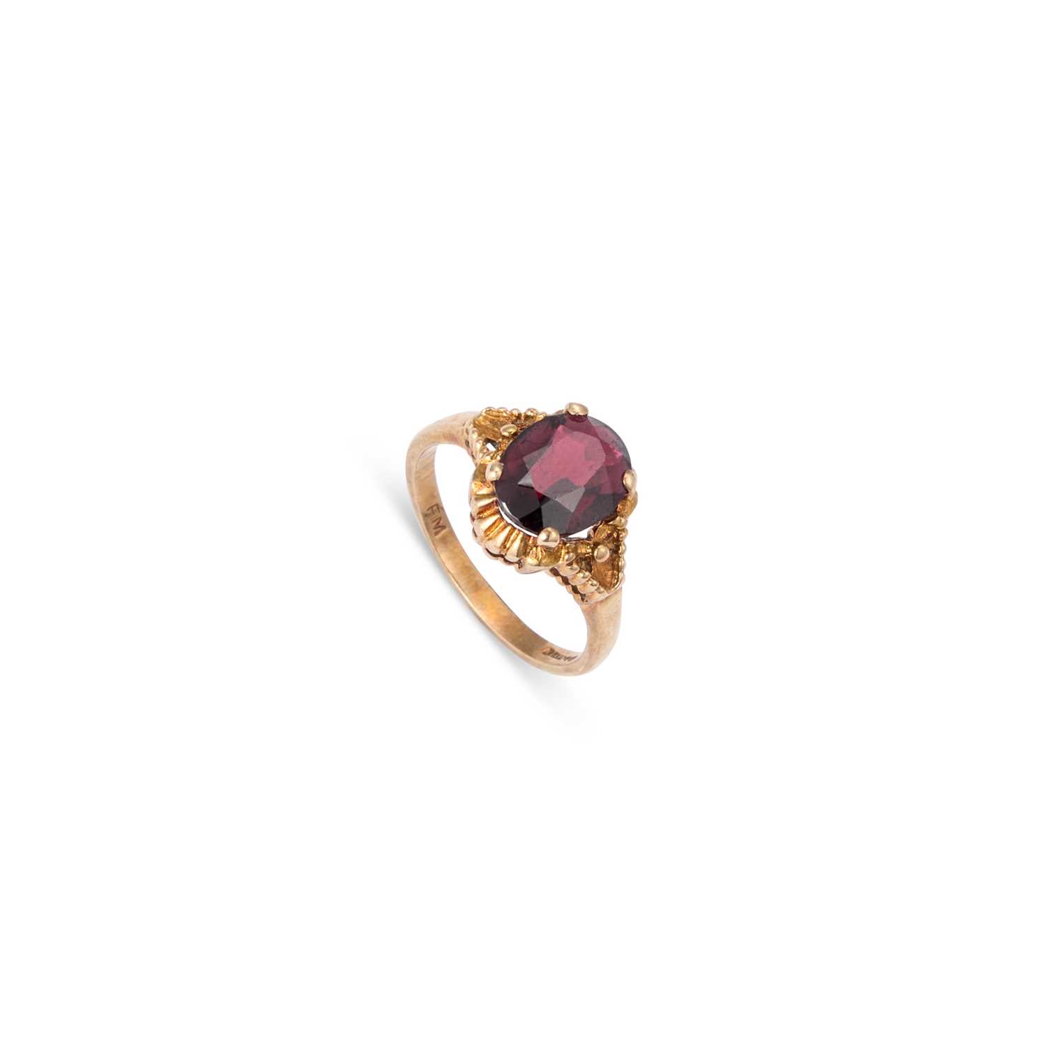 Lot 862 - A 9 CARAT GOLD SOLITAIRE GARNET RING