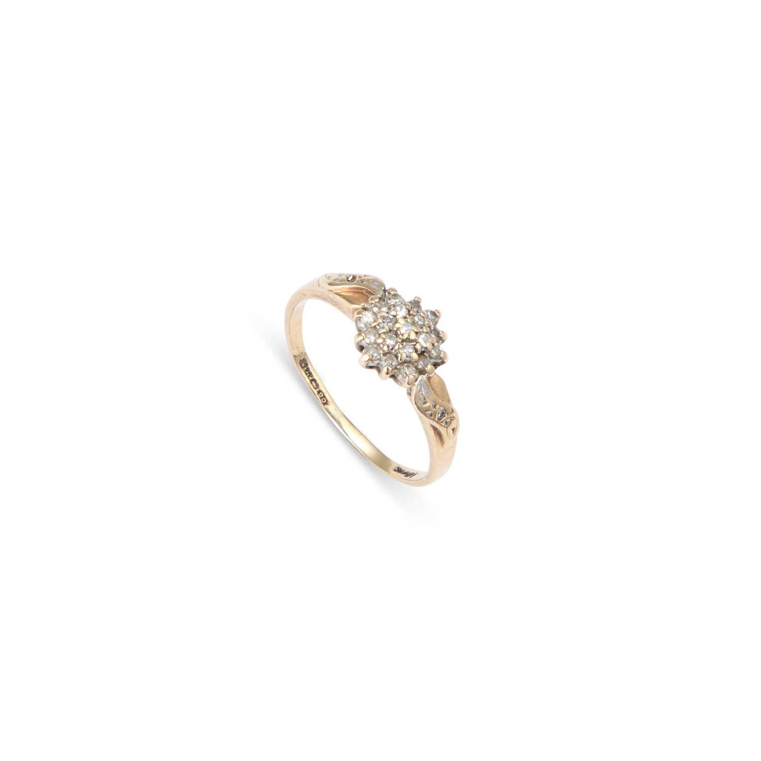 Lot 689 - A 9 CARAT GOLD DIAMOND CLUSTER RING