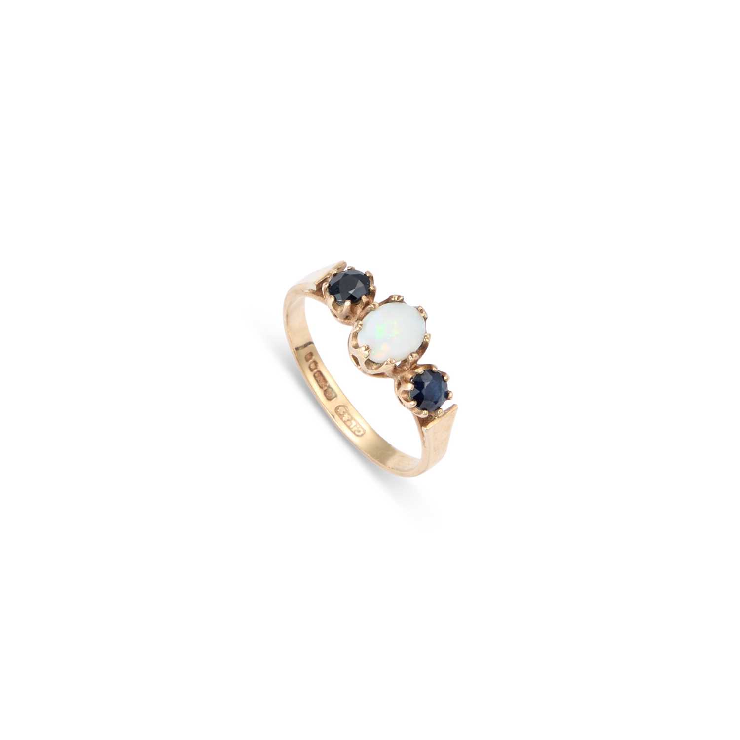 Lot 688 - A 9 CARAT GOLD THREE STONE SAPPHIRE AND OPAL RING