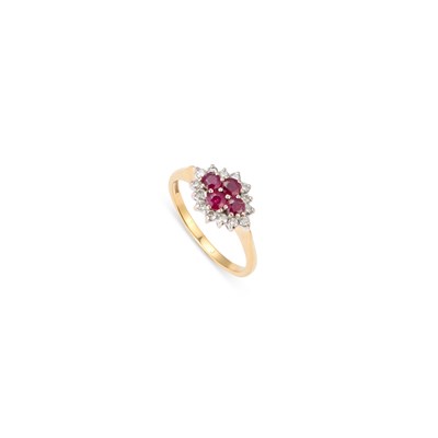 Lot 807 - AN 18 CARAT GOLD RUBY AND DIAMOND CLUSTER RING