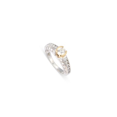 Lot 697 - A FANCY PALE YELLOW AND WHITE DIAMOND RING