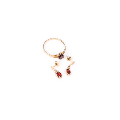 Lot 705 - A 9 CARAT GOLD SOLITAIRE GARNET RING AND A PAIR OF GARNET PENDANT EARRINGS