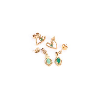 Lot 812 - A PAIR OF 9 CARAT GOLD SOLITAIRE EMERALD HEART STUD EARRINGS