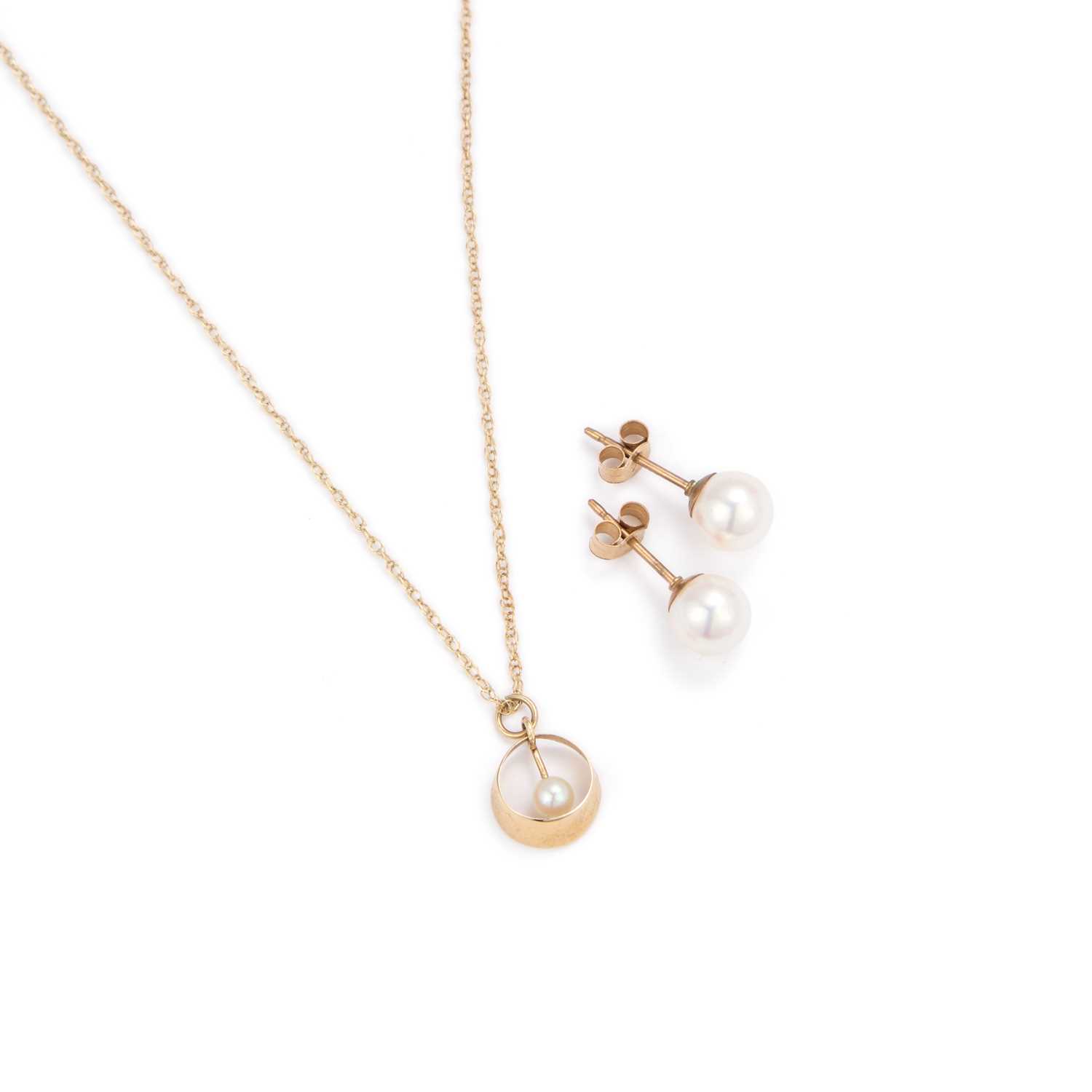 Lot 791 - A CULTURED PEARL PENDANT NECKLACE AND A PAIR OF CULTURED PEARL STUD EARRINGS