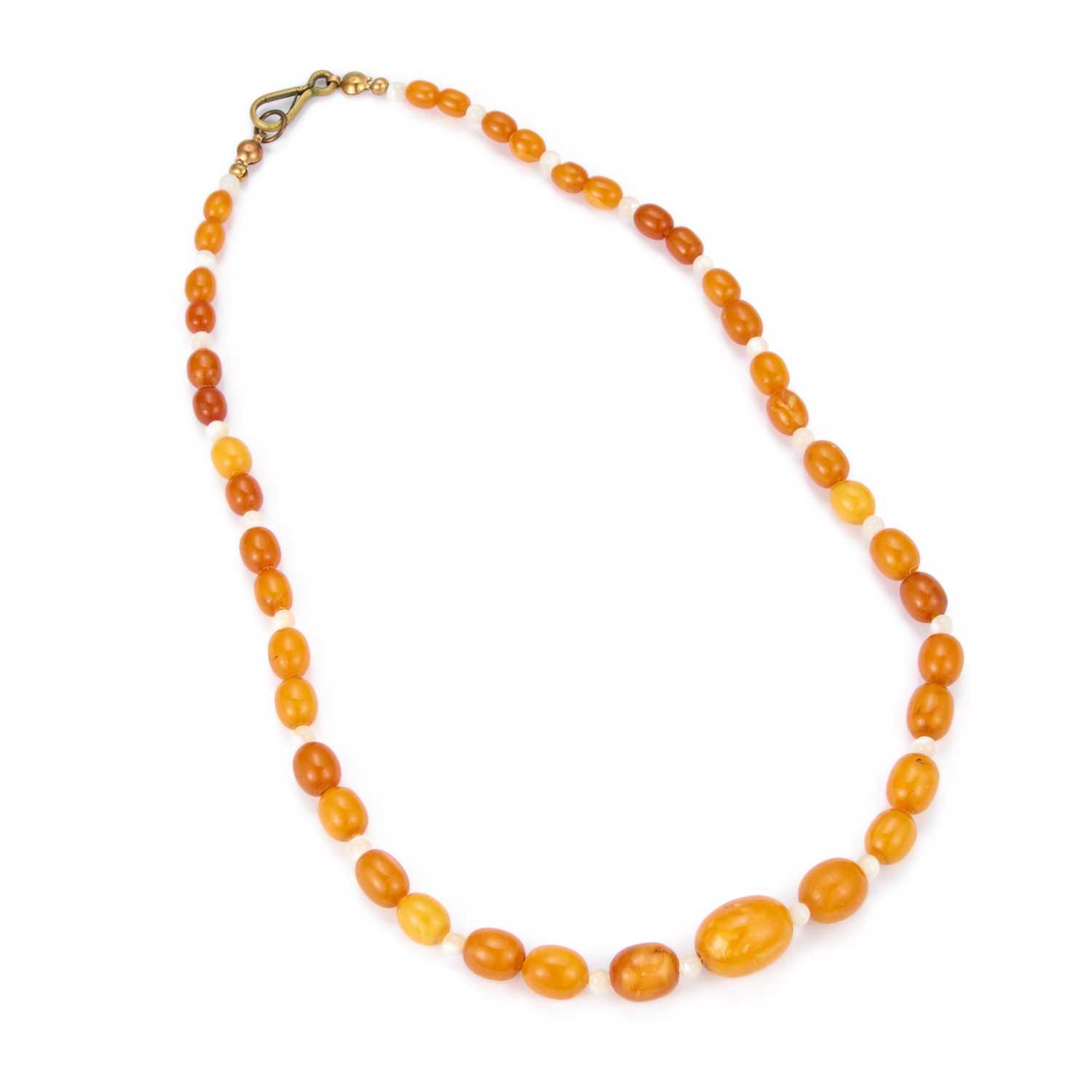 Lot 868 - A BUTTERSCOTCH AMBER AND MOTHER OF PEARL BEAD NECKLACE