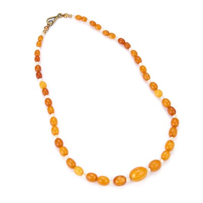 Lot 868 - A BUTTERSCOTCH AMBER AND MOTHER OF PEARL BEAD NECKLACE