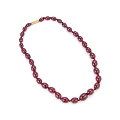 Lot 870 - A CHERRY AMBER BAKELITE BEAD NECKLACE