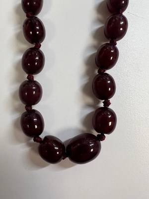 Lot 870 - A CHERRY AMBER BAKELITE BEAD NECKLACE