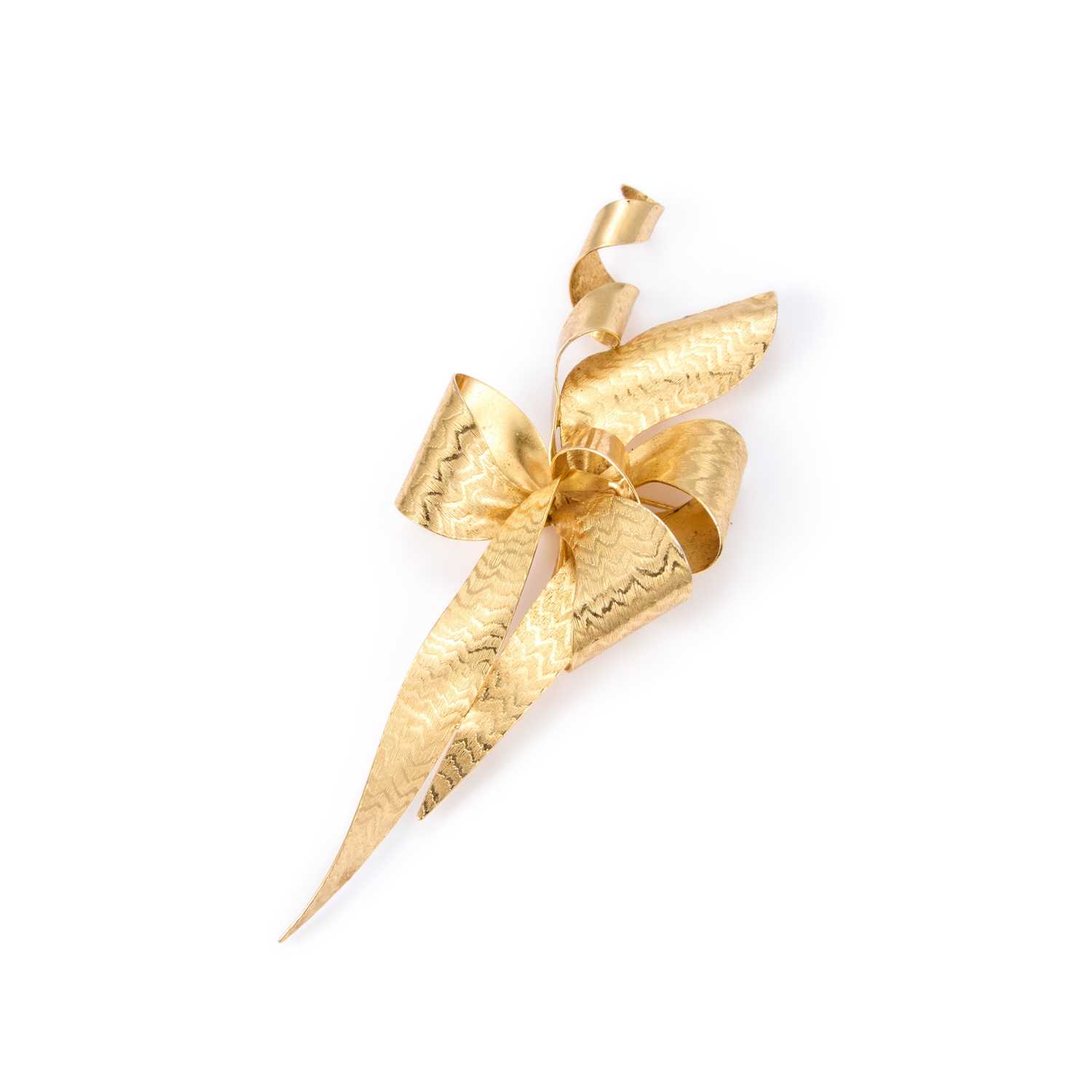 Lot 659 - A LARGE CHRISTIAN DIOR GOLDTONE TEXTURED BOW BROOCH