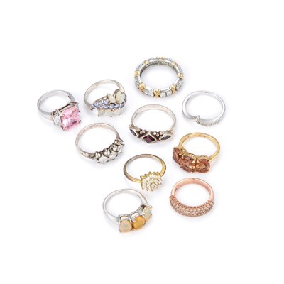 Lot 677 - A GROUP OF GEM-SET RINGS