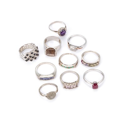 Lot 811 - A GROUP OF GEM-SET RINGS