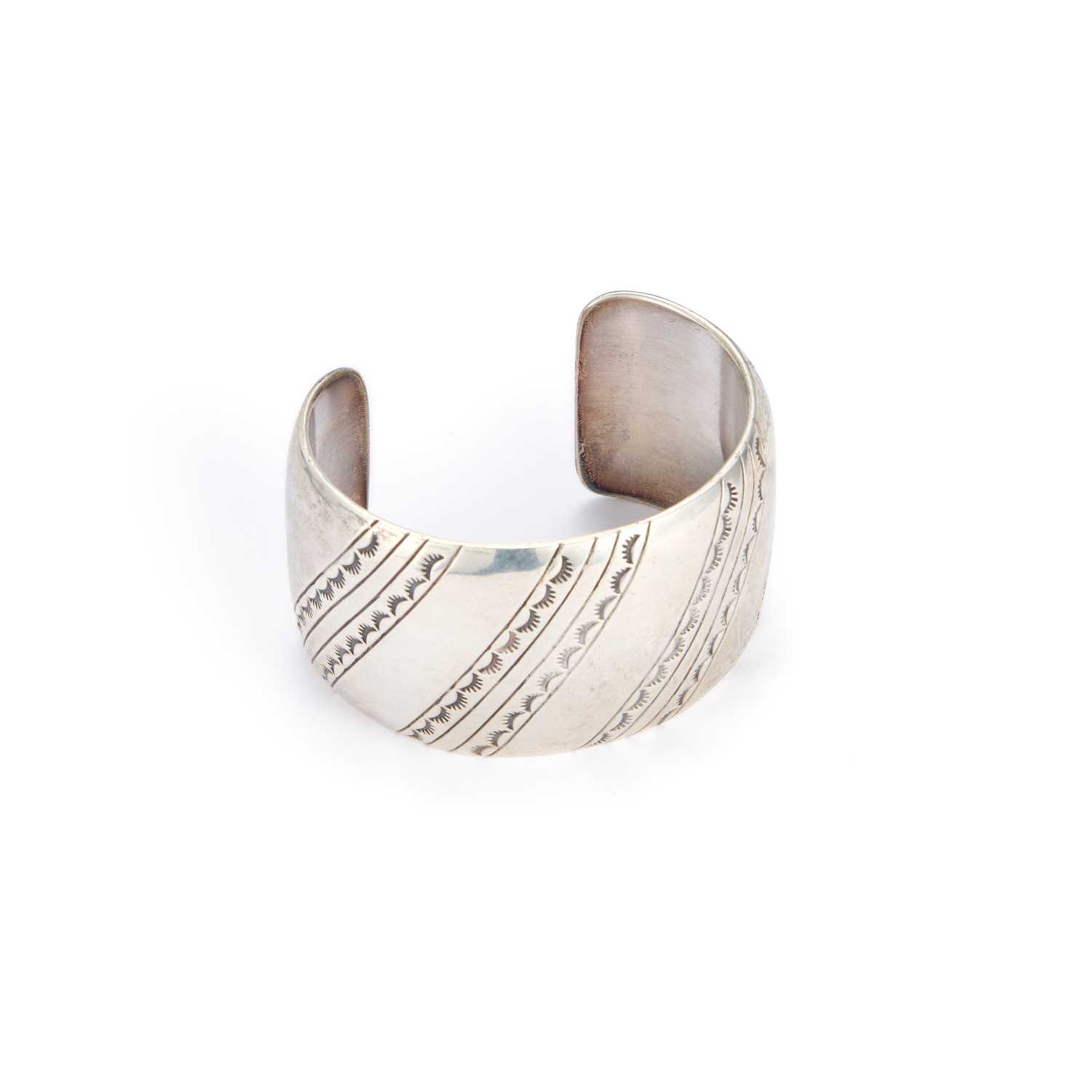 Lot 679 - FRANCIS TABAHA , A NAVAJO SILVER CUFF BANGLE