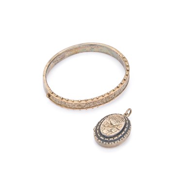 Lot 819 - A VICTORIAN FOLIATE ENGRAVED HINGE OPENING BANGLE AND AN AESTHETIC MOVEMENT LOCKET