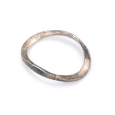 Lot 800 - A FINNISH SILVER MODERNIST BANGLE