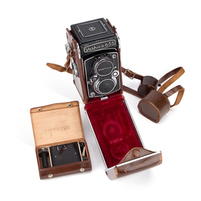 Lot 902 - A YASHICA-635 35MM AND MEDIUM FORMAT TLR CAMERA