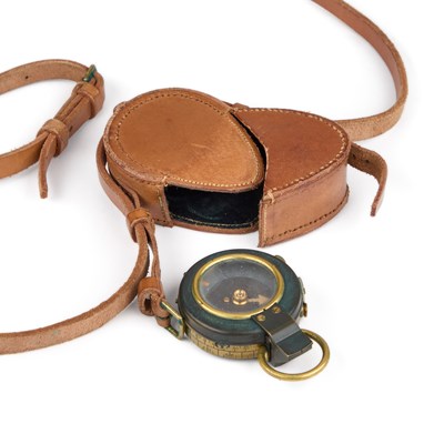 Lot 33 - A FIRST WORLD WAR VERNERS PATTERN VIII COMPASS AND CASE