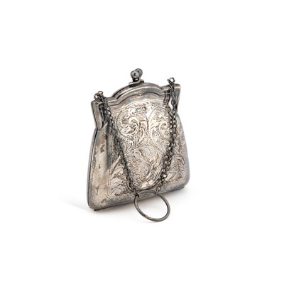 Lot 394 - A GEORGE V SILVER PURSE