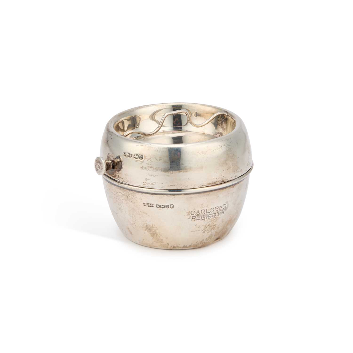 Lot 381 - A NOVEL GEORGE V SILVER ASHTRAY