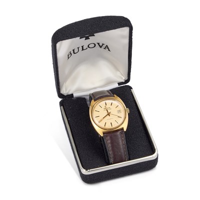 Lot 624 - A GENTS GOLD PLATED BULOVA STRAP WATCH