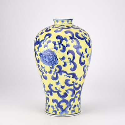 Lot 156 - A LARGE CHINESE PORCELAIN YELLOW GROUND VASE