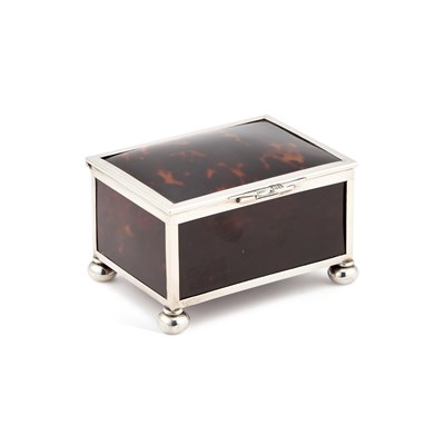 Lot 447 - AN EDWARDIAN SILVER-MOUNTED TORTOISESHELL JEWELLERY BOX