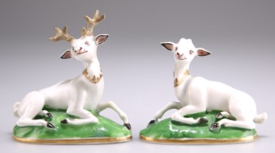 Lot 97 - A CHAMBERLAINS WORCESTER WHITE STAG AND HIND, CIRCA 1825