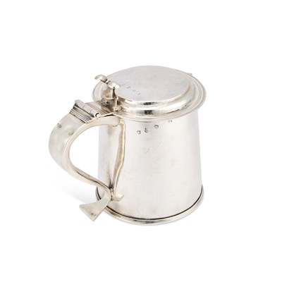 Lot 559 - A CHARLES II SILVER LIDDED TANKARD