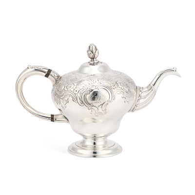 Lot 334 - A FINE GEORGE II SCOTTISH SILVER TEAPOT