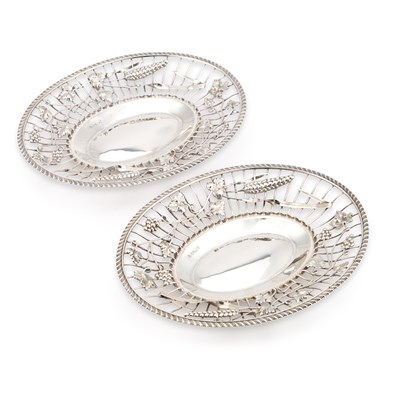 Lot 443 - A PAIR OF EDWARDIAN SILVER DISHES