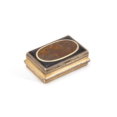 Lot 530 - AN 18TH CENTURY SILVER-GILT AND AGATE SNUFF BOX