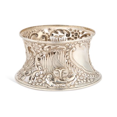 Lot 404 - AN EDWARDIAN PIERCED SILVER DISH RING