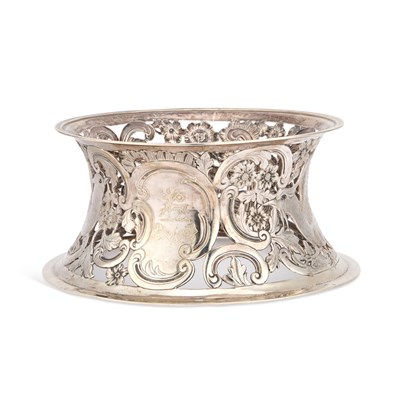 Lot 324 - AN EDWARDIAN IRISH SILVER OVERSIZED DISH RING