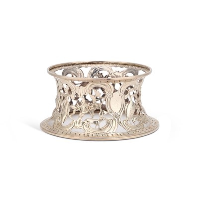 Lot 323 - A GEORGE III IRISH SILVER DISH RING