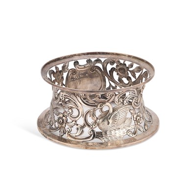 Lot 326 - A GEORGE V IRISH SILVER DISH RING