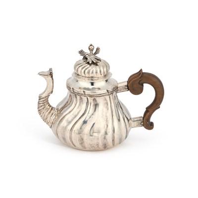 Lot 314 - AN 18TH CENTURY GERMAN SILVER TEAPOT