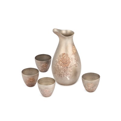 Lot 249 - A JAPANESE SAKE SET