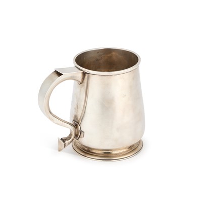 Lot 418 - A GEORGE III STYLE SILVER MUG