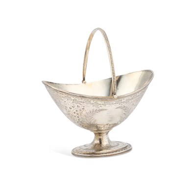 Lot 476 - A VICTORIAN SILVER SWING-HANDLE SUGAR BASKET