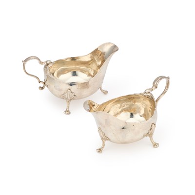 Lot 325 - A PAIR OF GEORGE III IRISH SILVER SAUCEBOATS