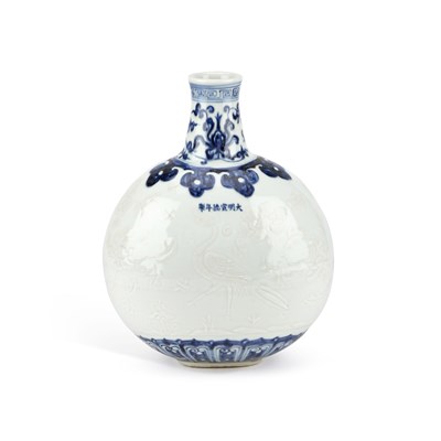 Lot 138 - A CHINESE BLUE AND WHITE VASE